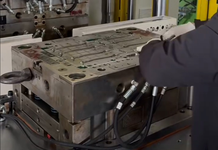 Étude de cas : Solution de moulage de bras de contrôle de porte automobile