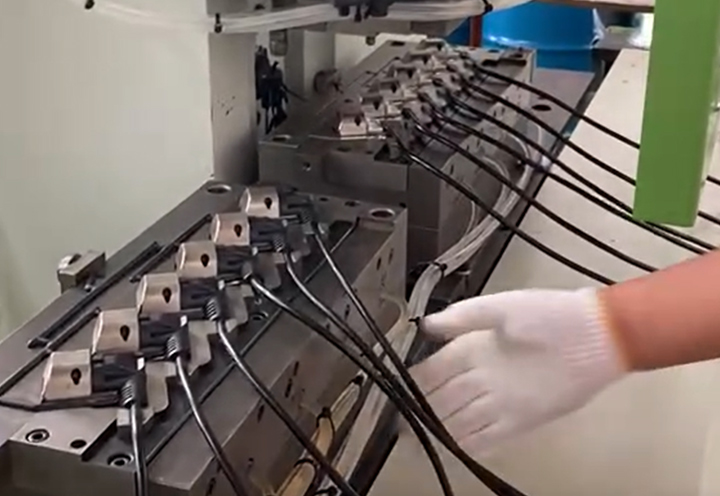 Solution de moulage de production de prise de connecteur d'alimentation en PVC